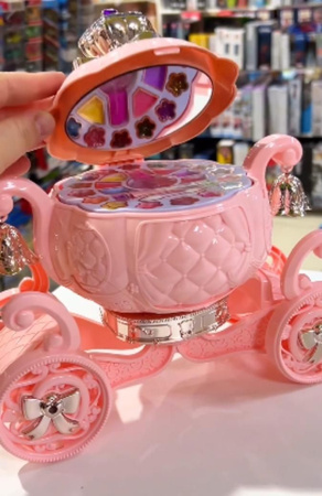 Zestaw kosmetyków w karocy kuferku karoca makeup box brokat błyszczyki cienie