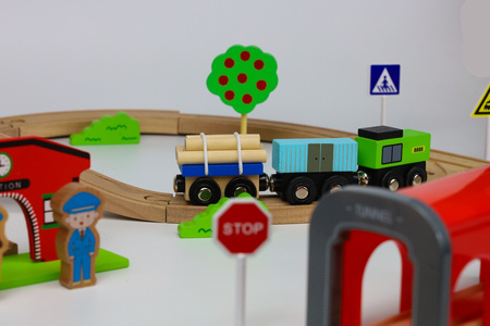 Sferazabawek Wooden Battery-Powered Train Set – Interactive & Safe Educational Toy for Kids