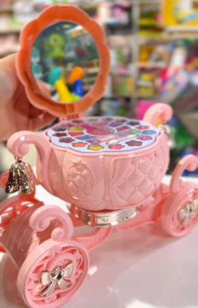 Zestaw kosmetyków w karocy kuferku karoca makeup box brokat błyszczyki cienie