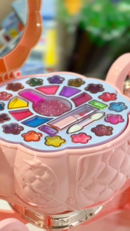 Zestaw kosmetyków w karocy kuferku karoca makeup box brokat błyszczyki cienie